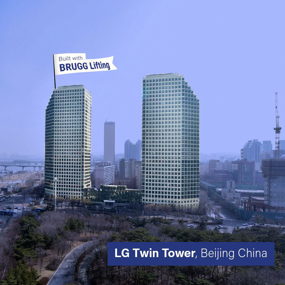 Stadt mit zwei identischen Hochhäusern. Auf dem linken ein grafisches weißes Fähnchen mit der Aufschrift: "Built with Brugg Lifting". Unten ein blaues Banner mit der weißen Aufschrift: "LG Twin Tower, Beijung China".